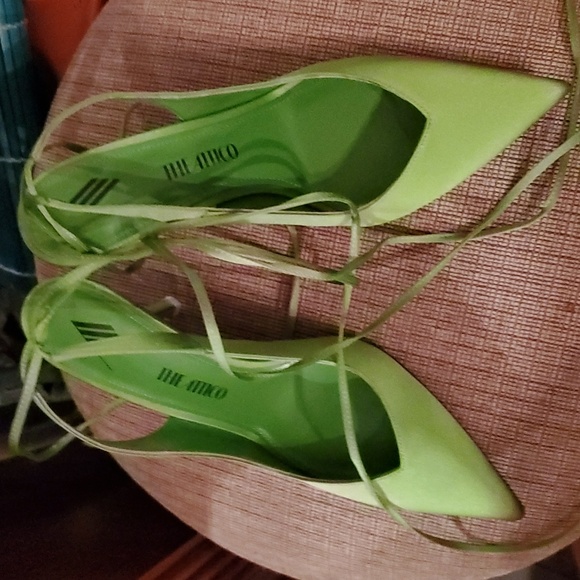 Sz 39 NIB $800 The Attico green ribbon slingbacks with ties